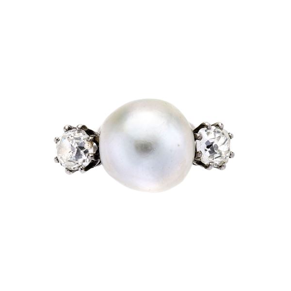Ring in platinum, diamonds and natural gray pearl