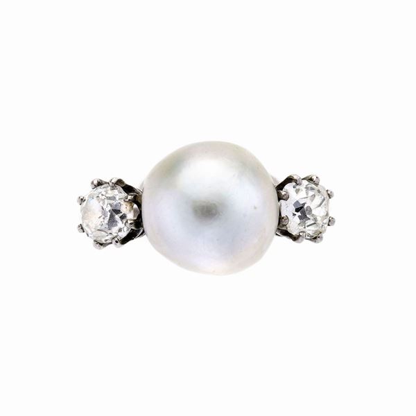 Anello in platino, diamanti e perla grigia naturale