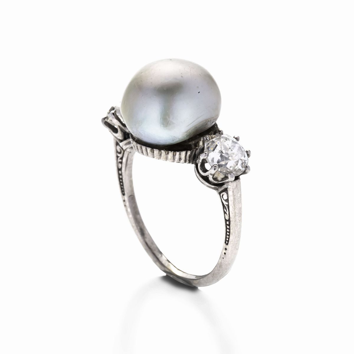 Anello in Platino, Diamanti e Perla Grigia Naturale