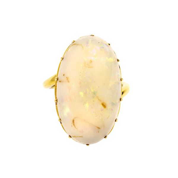 Higt ring in 14 kt yellow gold and opal