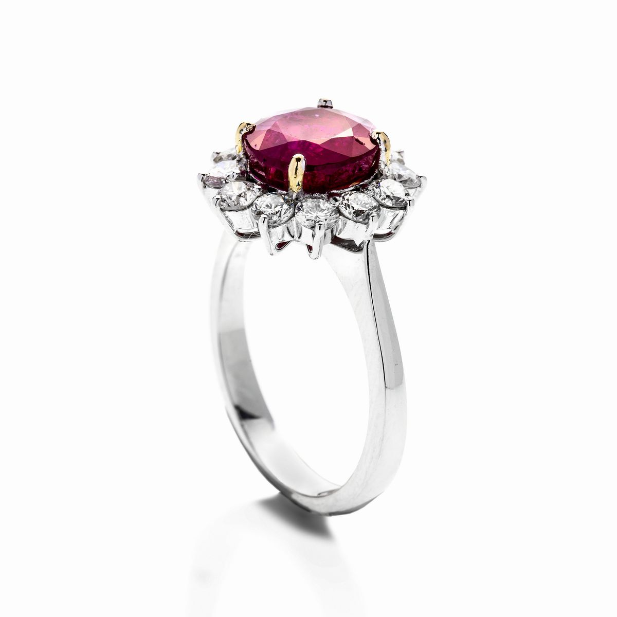 Anello a Margherita in Oro Bianco, Diamanti e Rubini Birmano Naturale