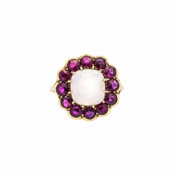 Anello a margherita in oro giallo, rubini e opale