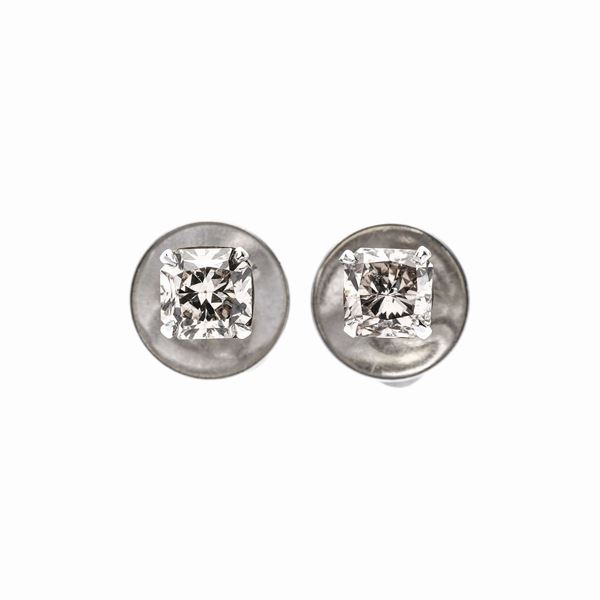 Pair of earrings in white gold and brown diamonds