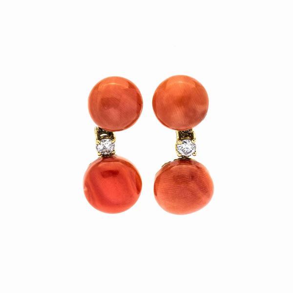 Pair of dangling earrings in yellow gold, diamonds and red coral  - Auction Auction of Antique Jewelry, Modern and watches - Curio - Casa d'aste in Firenze
