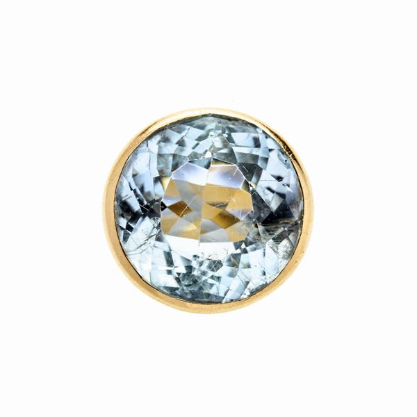 Anello in oro giallo e acquamarina