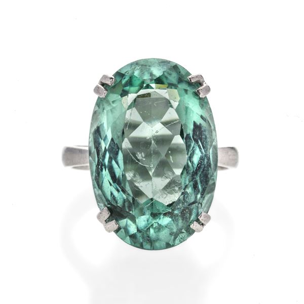 Ring in platinum and green tourmaline