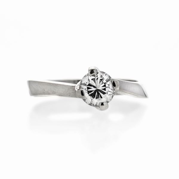 Anello solitario in oro bianco e diamante