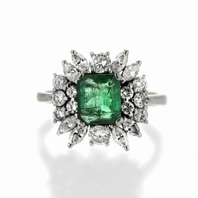 Anello a Margherita in Oro Bianco, Diamanti e Smeraldo