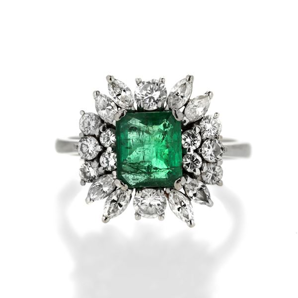 Daisy ring in white gold, diamonds and emeralds