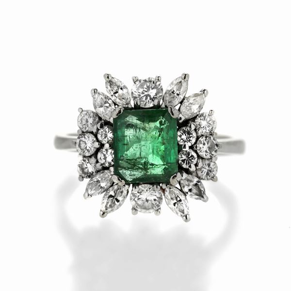 Anello a margherita in oro bianco, diamanti e smeraldo