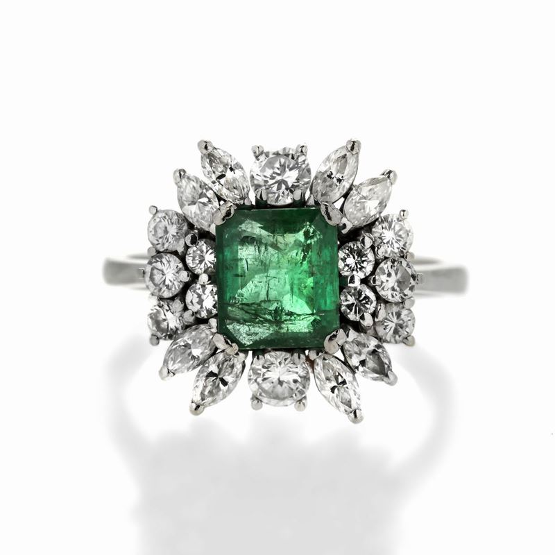Anello a Margherita in Oro Bianco, Diamanti e Smeraldo