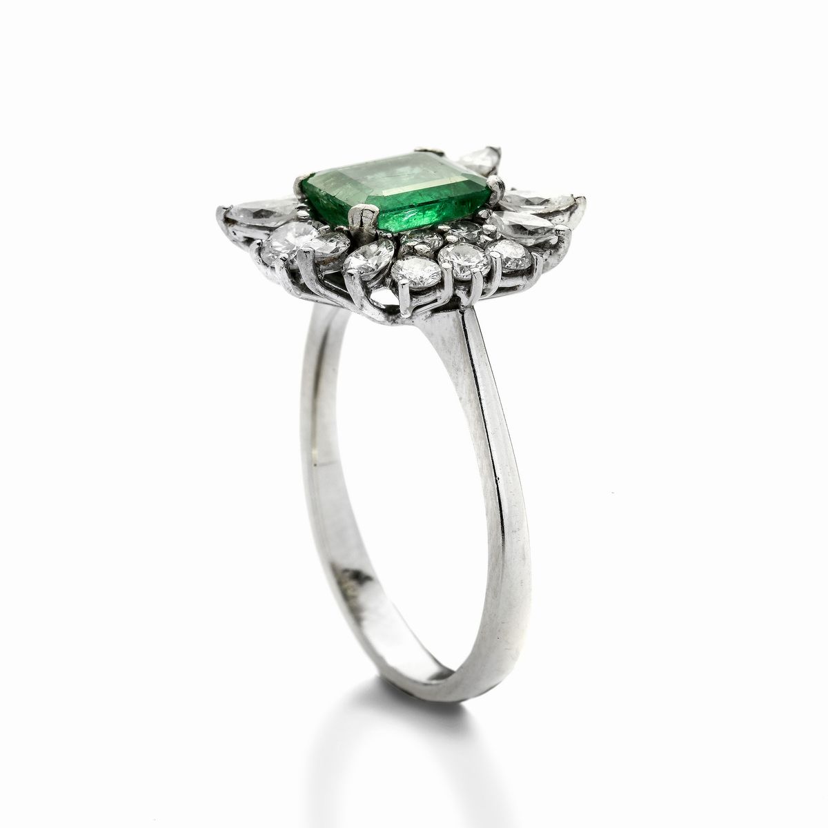Anello a Margherita in Oro Bianco, Diamanti e Smeraldo