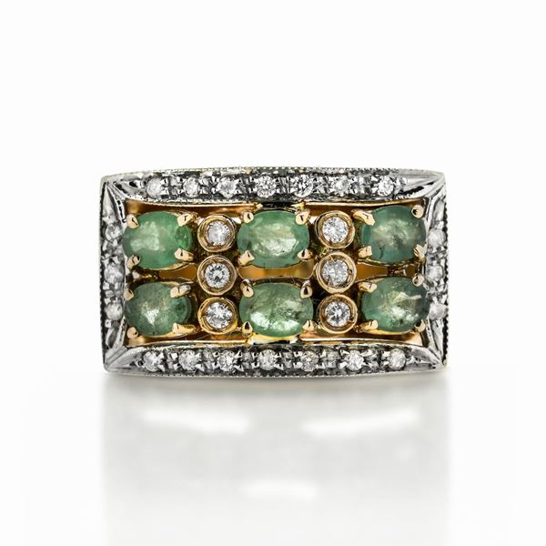Bridge ring in white, yellow, diamonds and emeralds
