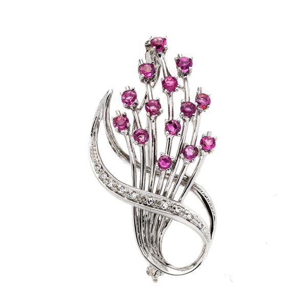 Brooch in white gold, diamonds and rubies  - Auction Auction of Antique Jewelry, Modern and watches - Curio - Casa d'aste in Firenze