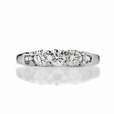 Anello Trilogy in Oro Bianco a 14 Kt e Diamanti