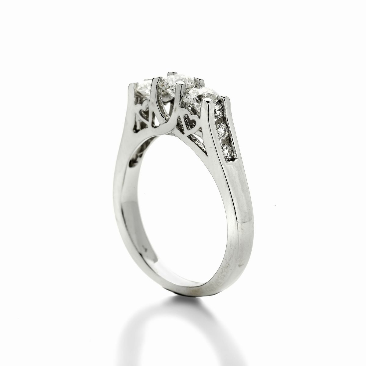 Anello Trilogy in Oro Bianco a 14 Kt e Diamanti
