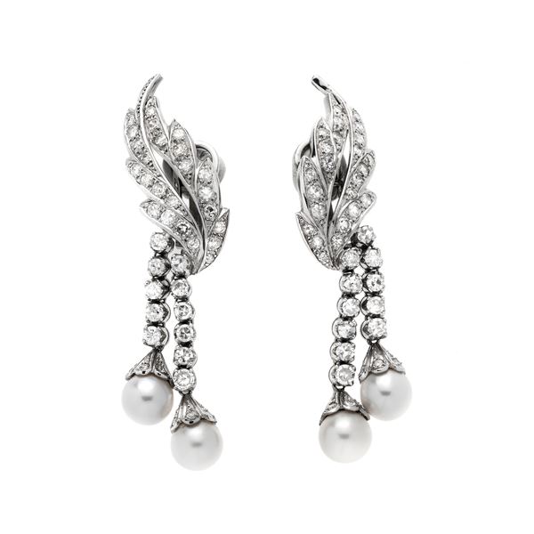 Pair of dangle earrings in white gold, diamonds and pearls