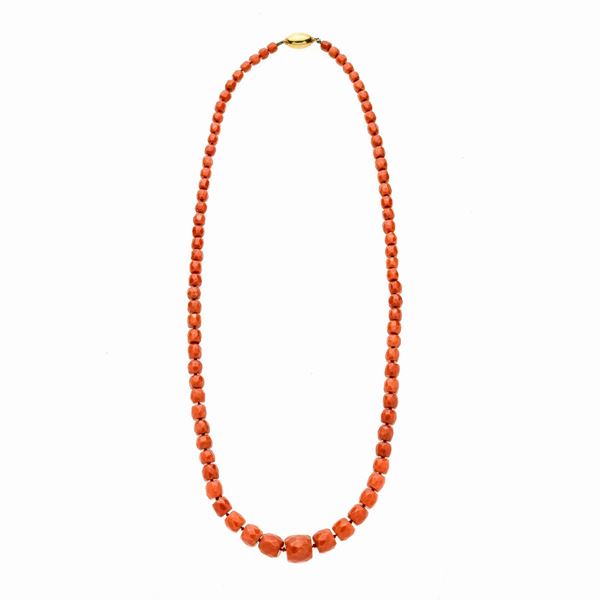 Necklace in red coral and yellow gold  - Auction Auction of Antique Jewelry, Modern and watches - Curio - Casa d'aste in Firenze