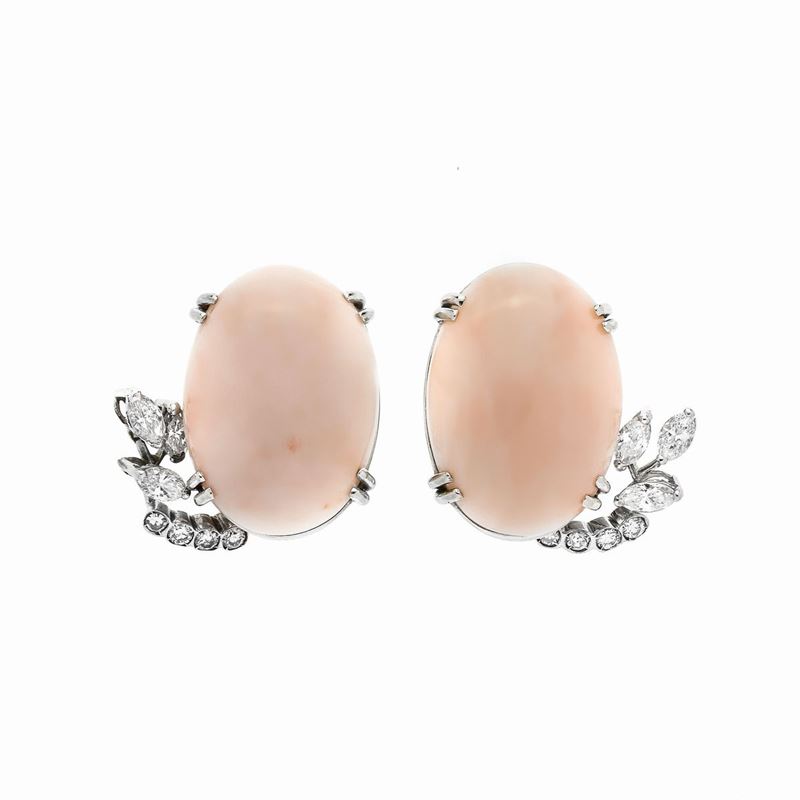 Paio di Orecchini a Clips in Oro Bianco, Diamanti e Corallo Pelle D'angelo