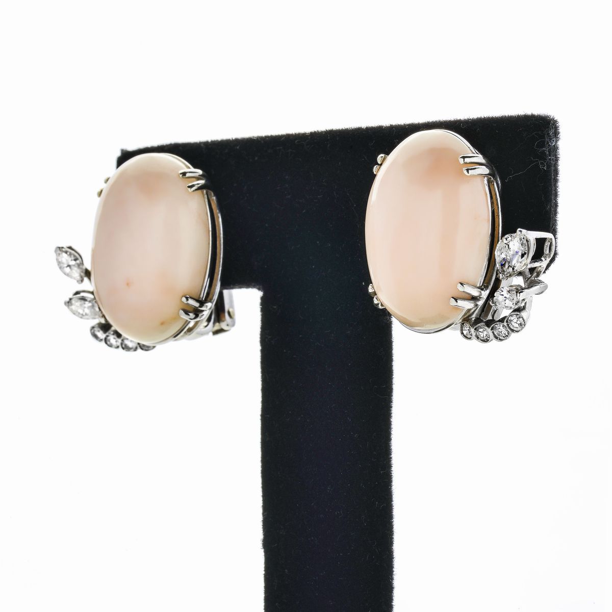 Paio di Orecchini a Clips in Oro Bianco, Diamanti e Corallo Pelle D'angelo