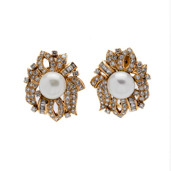 Pair of clip earrings in yellow gold, diamonds and cultured pearls