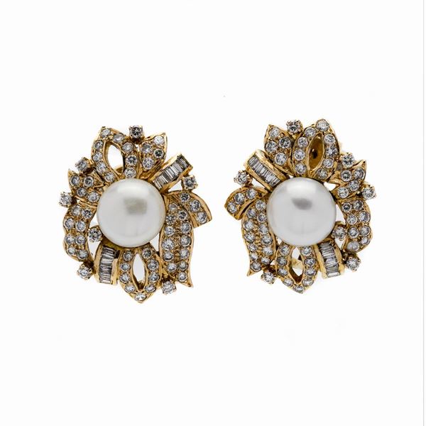 Pair of clip earrings in yellow gold, diamonds and cultured pearls