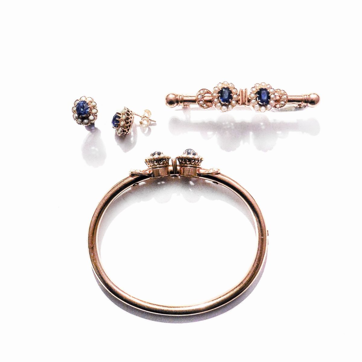 Parure Composta da Bracciale e Spilla in Oro Rosa, Microperle e Zaffiri