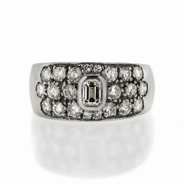 Anello a fascia in oro bianco e diamanti
