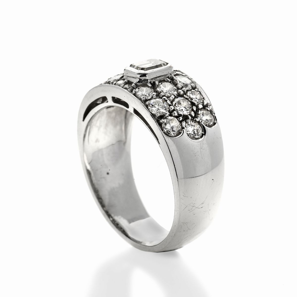 Anello a Fascia in Oro Bianco e Diamanti