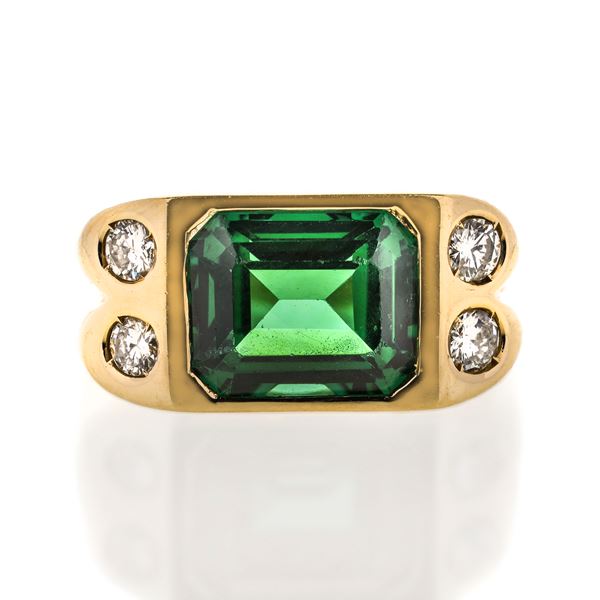 Ring in yellow gold, green quartz and diamonds