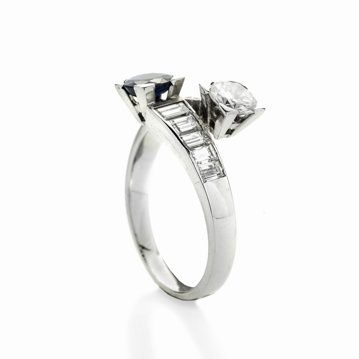 Anello Contrariè in Oro Bianco, Diamanti e Zaffiro