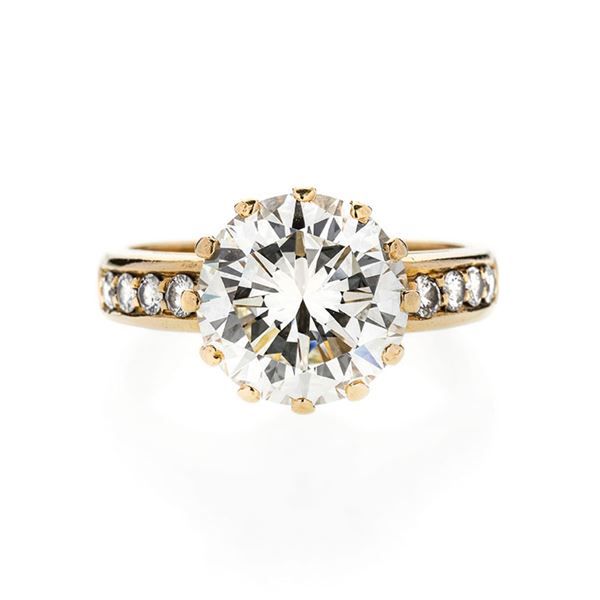 Solitaire ring in yellow gold and diamonds