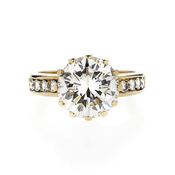 Solitaire ring in yellow gold and diamonds