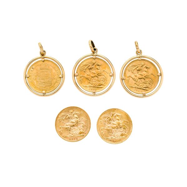 Quattro sterline in oro giallo ed una moneta ungherese da 8 fiorini  in oro giallo