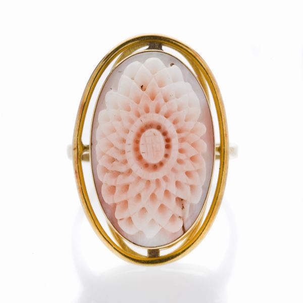 Anello in oro giallo e corallo rosa inciso