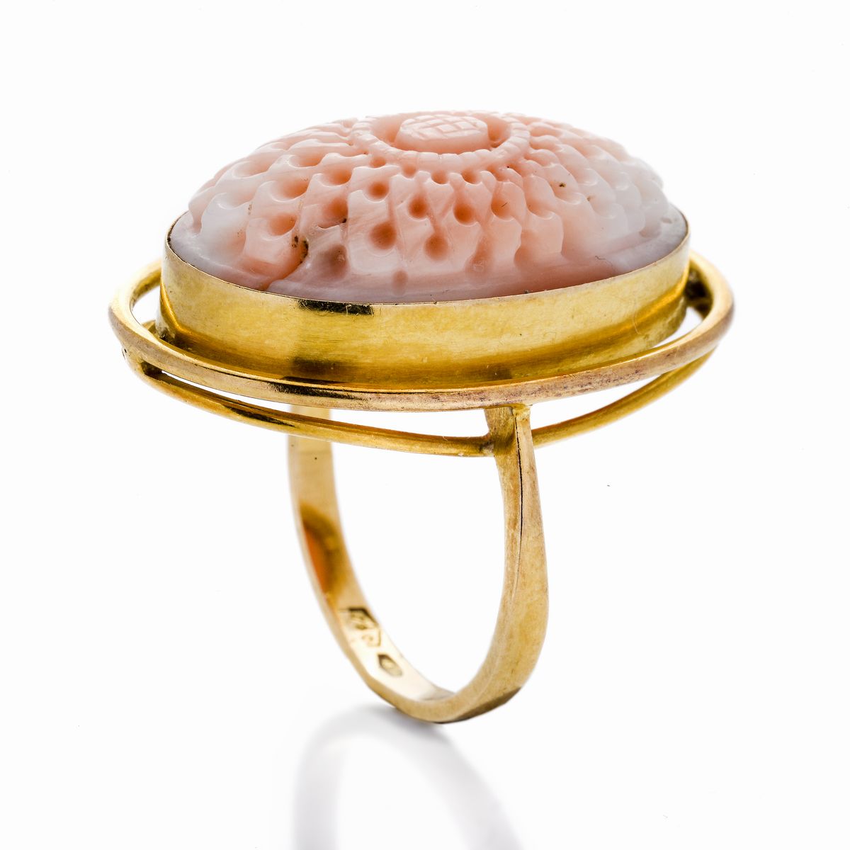 Anello in Oro Giallo e Corallo Rosa Inciso