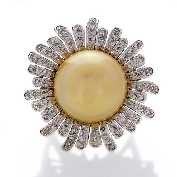 Ring in yellow gold, white gold, diamonds and gold pearl