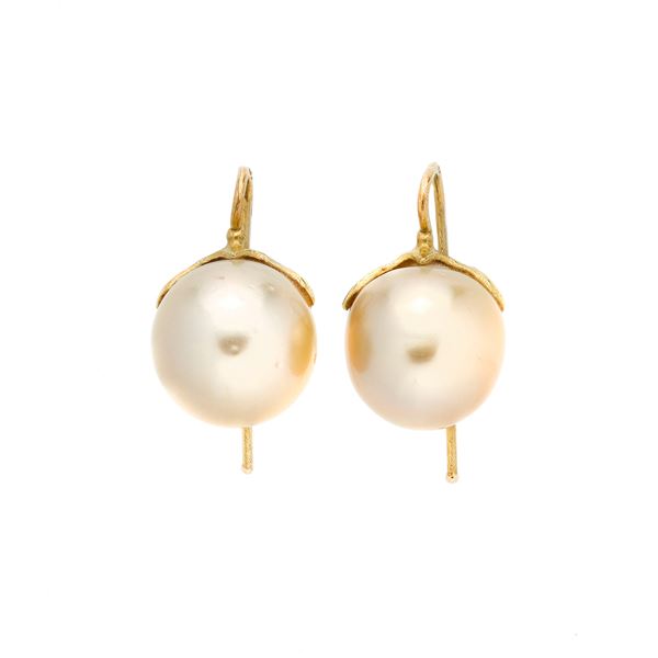 Pair of a fish hook earrings in yellow gold and gold pearls  - Auction Auction of Antique Jewelry, Modern and watches - Curio - Casa d'aste in Firenze
