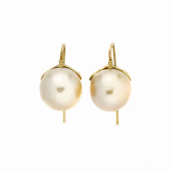 Pair of a fish hook earrings in yellow gold and gold pearls  - Auction Auction of Antique Jewelry, Modern and watches - Curio - Casa d'aste in Firenze