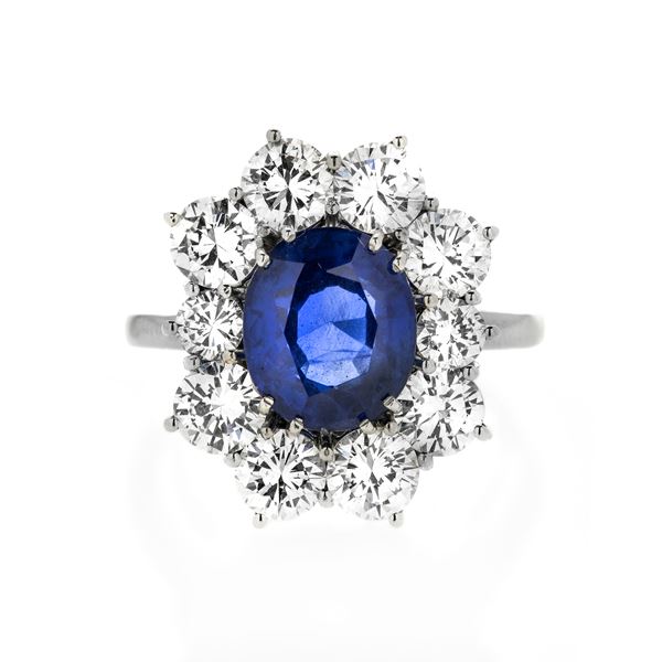 Daisy ring in white gold, diamonds and natural sapphire