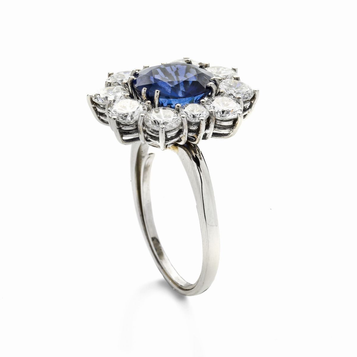 Anello a Margherita in Oro Bianco, Diamanti e Zaffiro Naturale