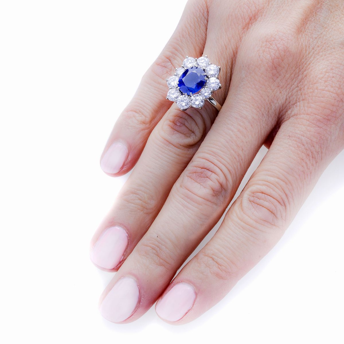 Anello a Margherita in Oro Bianco, Diamanti e Zaffiro Naturale