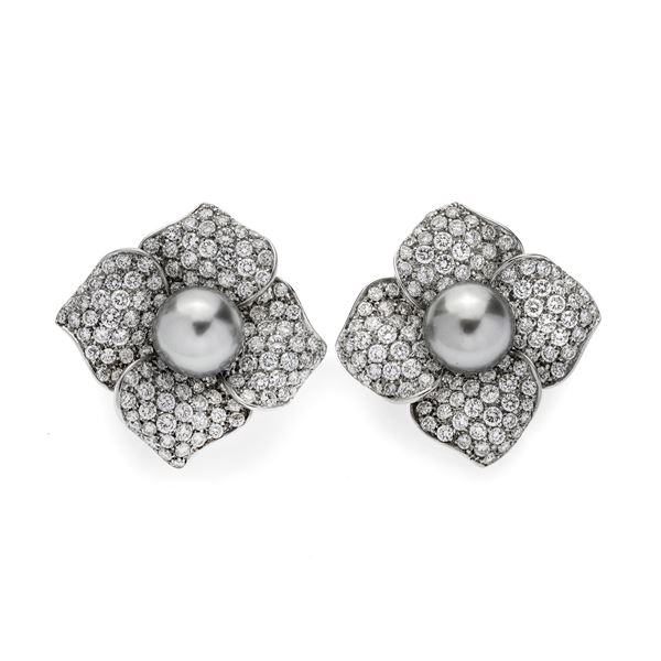 Pair of clips in white gold, diamonds and tahiti pearls
