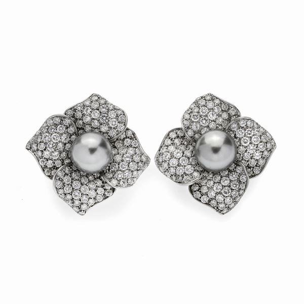 Paio di clips in oro bianco, diamanti e perle tahiti