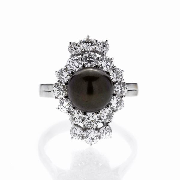 Anello in oro bianco, diamanti e perla brown
