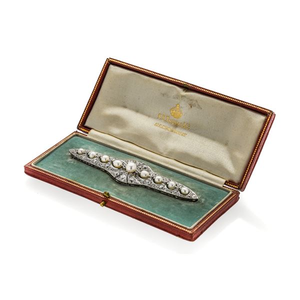 Large bar brooch in platinum, diamonds and pearls