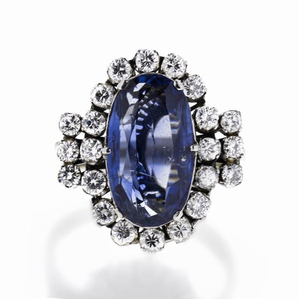 Anello in oro bianco, diamanti e zaffiro