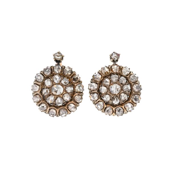 Pair of earrings in gold with a low title and diamonds