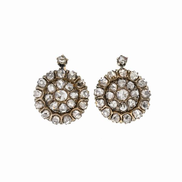 Pair of earrings in gold with a low title and diamonds