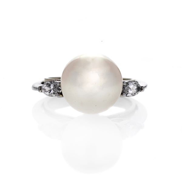 Ring in white gold, diamonds and cultivated pearl